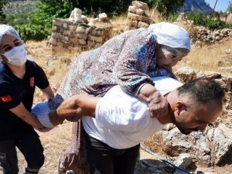 Ambulans şoförü hastayı 2 kilometre sırtında taşıdı