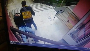 Sağlıkçılara Saldıran Kişiyi Ambulans Şoförü Etkisiz Hale Getirdi