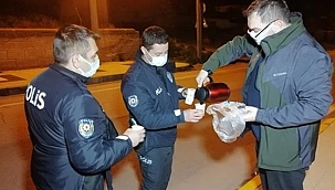 Doktordan polislere çay ve kek ikramı