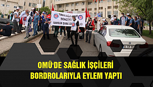 OMÜ'DE SAĞLIK İŞÇİLERİ BORDROLARIYLA EYLEM YAPTI
