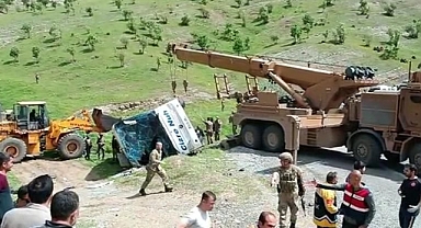 Şırnak'ta Askerleri Taşıyan Otobüs Kaza Yaptı: 2 Şehit, 4 Asker Yaralı